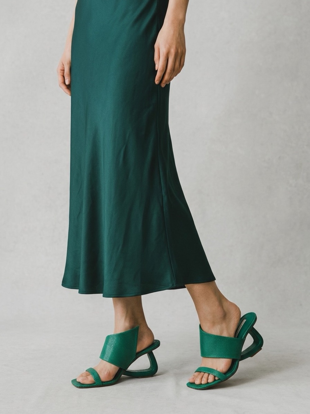Gianni Bini Green Woven Heeled Sandals - Picture 2 of 8